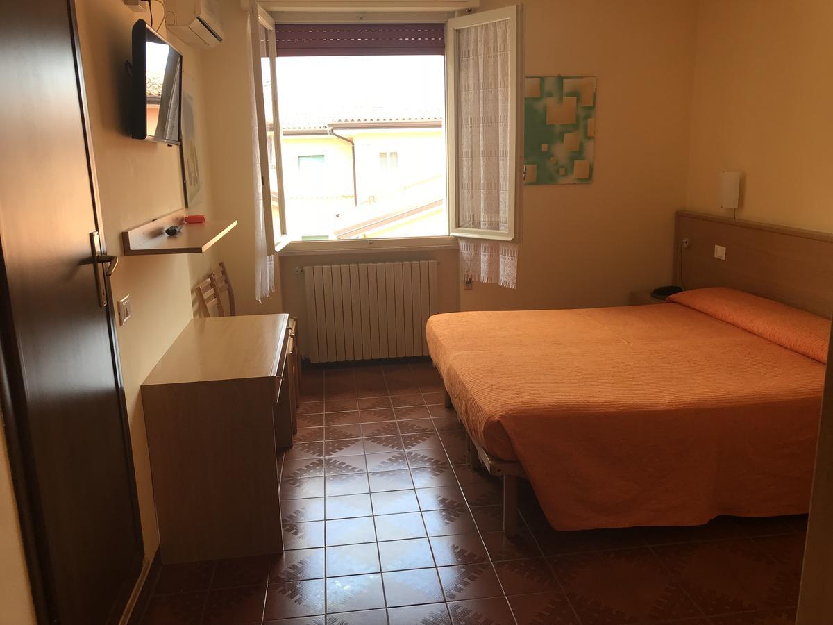 Albergo Meuble Olivi Тосколано Мадерно Екстериор снимка