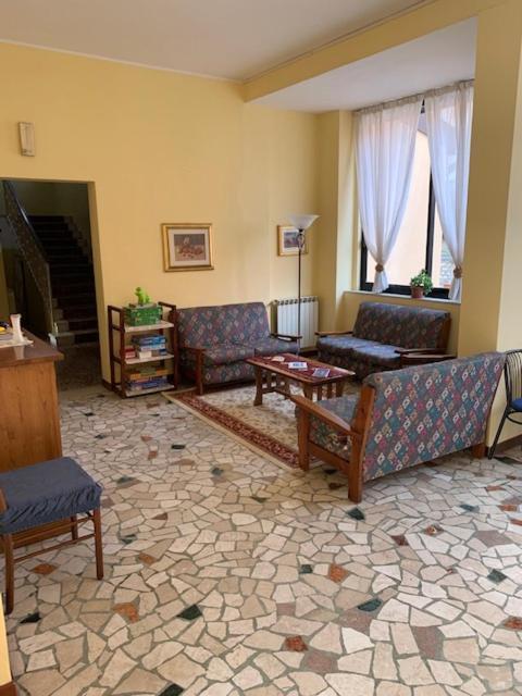 Albergo Meuble Olivi Тосколано Мадерно Екстериор снимка